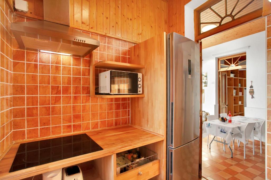 La Casa del Capitán - kitchen-with-fridge-and-dining-view